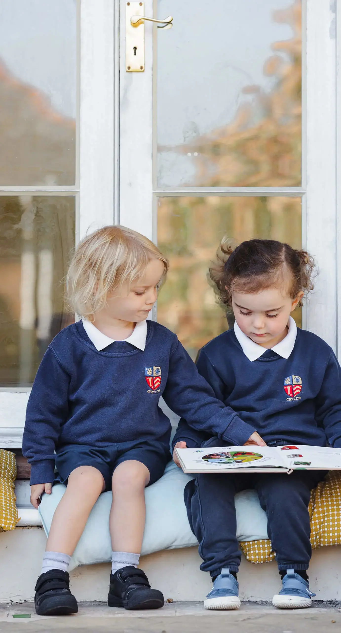 Ryde Nursery pupils reading outside